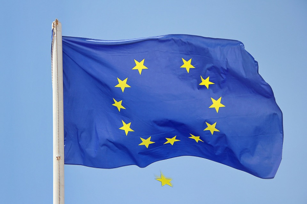 ЕС разрешил разморозить часть зависших из-за санкций переводов из России