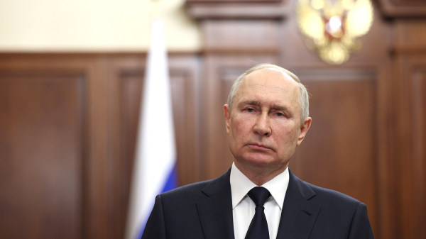 Путин: С 2025 года в России установят соотношение МРОТ с медианной зарплатой