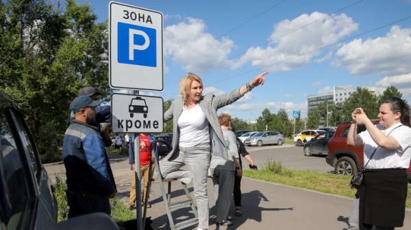 Депутат МГД Метлина добилась запрета парковки такси во дворах домов в Теплом Стане