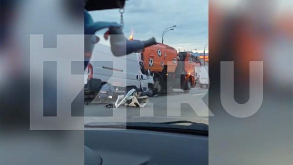В Москве на Новорязанском шоссе столкнулись микроавтобус и грузовик
