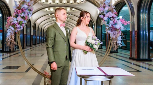 Первые в этом году летние свадебные церемонии прошли на станции "Маяковская"