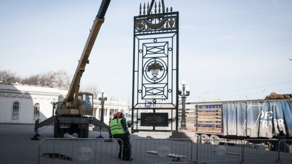 Специалисты отреставрируют историческую ограду Парка Горького в Москве