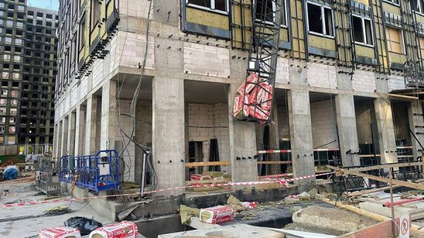 Рабочий погиб на стройке в Москве при падении строительной люльки
