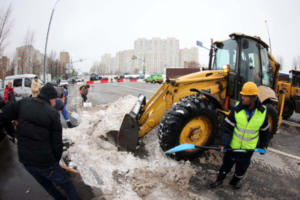 Москвичи борются с последствиями снегопадов и одновременно украшают город